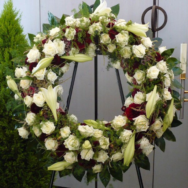 Trauerkranz mit weißen Rosen Bild 2