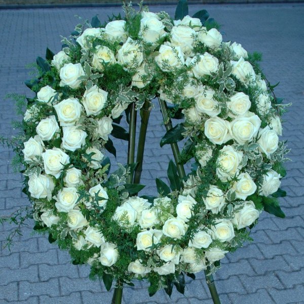 Trauerkranz mit weißen Rosen Bild 1