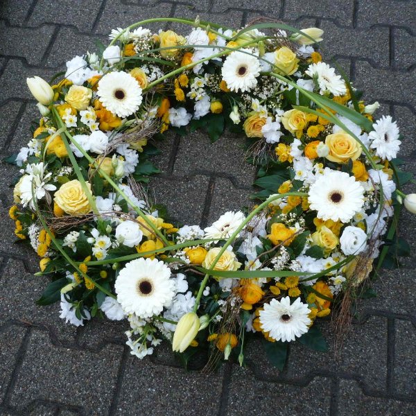 Trauerkranz mit weißen und gelben Blüten Bild 1