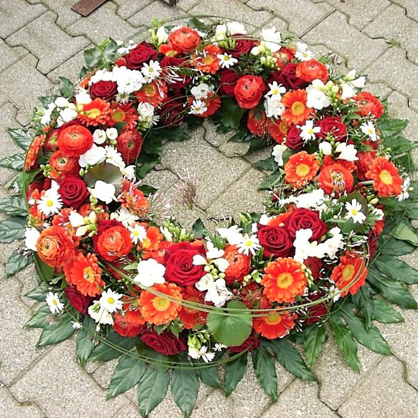 Trauerkranz mit roten und weißen Blüten Bild 1