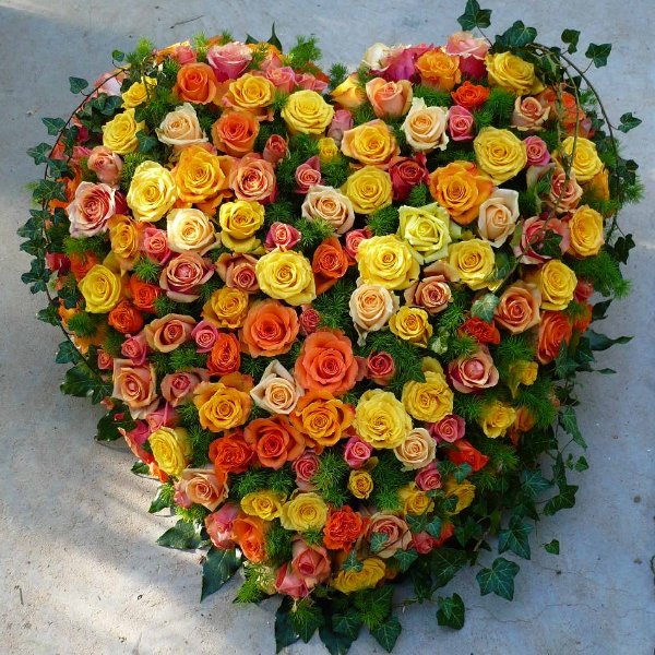 Trauergesteck Herz mit Rosen Bild 1