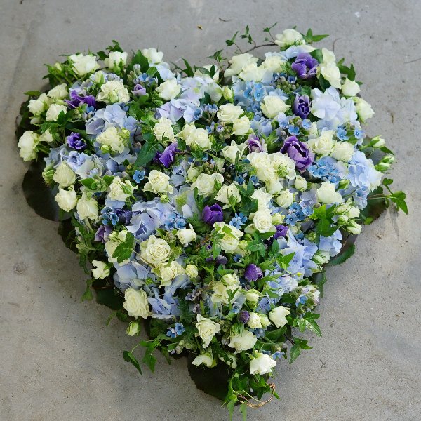 Trauergesteck Herz mit blauen und weißen Blüten Bild 1