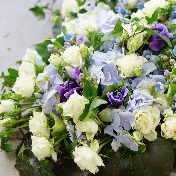 Trauergesteck Herz mit blauen und weißen Blüten Bild 2